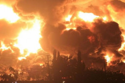 Thế giới - Kho dầu lớn của Nga gần Ukraine phát nổ rồi bùng cháy dữ dội