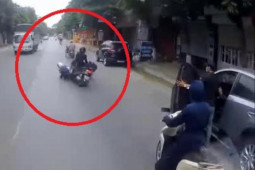 Tin tức trong ngày - Clip: Mở cửa “xế hộp” bất cẩn, lái xe ô tô khiến nữ tài xế gặp nạn liên tiếp