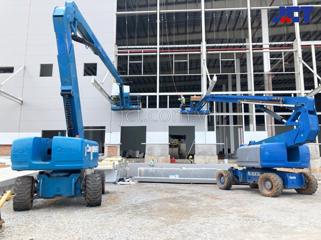 Cho thuê xe nâng người Boomlift lắp đặt panel trong khu công nghiệp tại Bình Dương