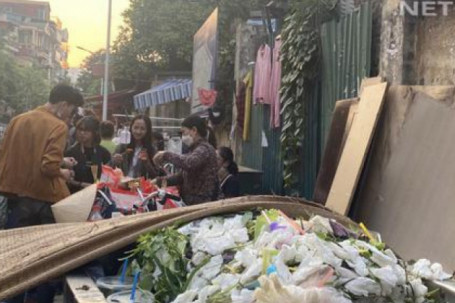 Thực phẩm ''bẩn'' cổng trường bán cạnh xe rác vẫn hút khách, cha mẹ biết được có giật mình (?!)