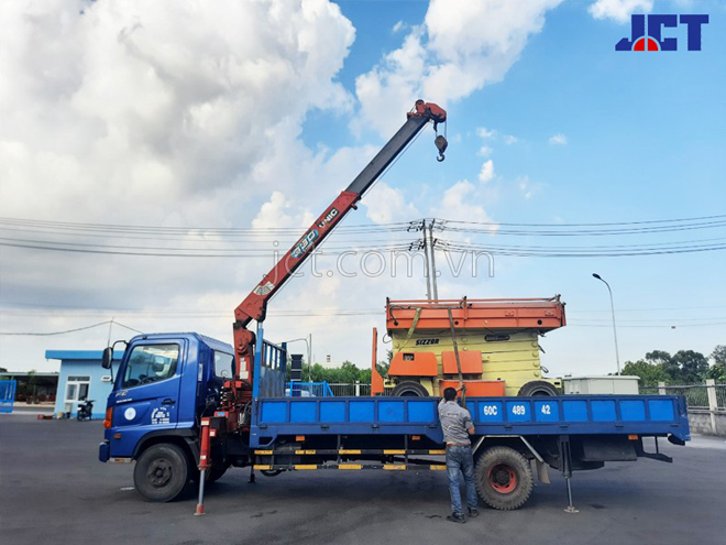 Vận chuyển xe nâng người cắt kéo đến khu công nghiệp phục vụ quá trình bảo dưỡng&nbsp;