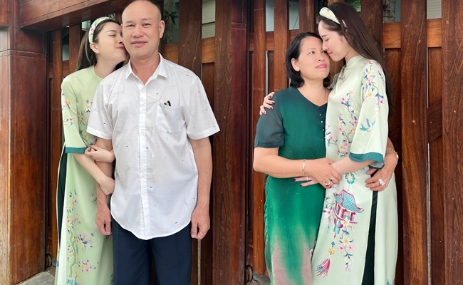 Gia thế nữ MC này cũng "khủng" không kém. Theo đó, cô&nbsp;xuất thân trong gia đình có mẹ công tác tại Sở Lao động, Thương binh &amp; Xã hội tỉnh Khánh Hoà, bố làm phó giám đốc của công ty&nbsp;dịch vụ bảo vệ và chị gái cũng làm việc trong ngành Lao động.
