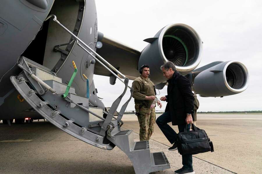Ngoại trưởng Mỹ Blinken lên máy bay tới Ukraine (ảnh: Reuters)