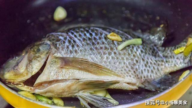 No matter what type of fish you fry, remember 3 tips before you put it in the pan to make the skin crispy and delicious - 2