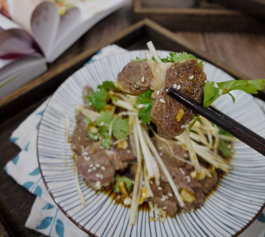 Squeezed beef salad sweet and sour, rich and delicious like outside the pub, the husband will 