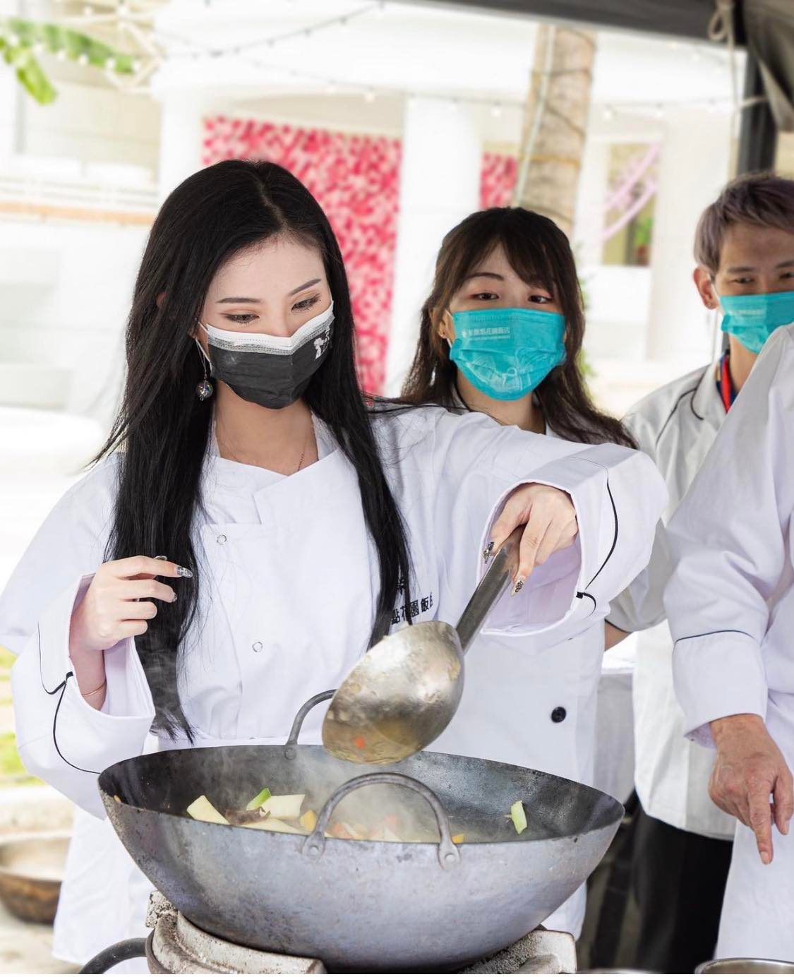 Một người đẹp nổi tiếng trên MXH Trung Quốc tham gia chương trình nấu ăn từ thiện nhưng gây tranh cãi vì gu mặc.