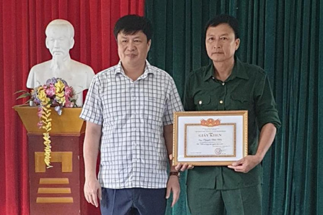 Ông Lê Đình Thanh, Phó Chủ tịch UBND huyện Thanh Chương trao tặng Giấy khen cho ông Nguyễn Hữu Hiền.