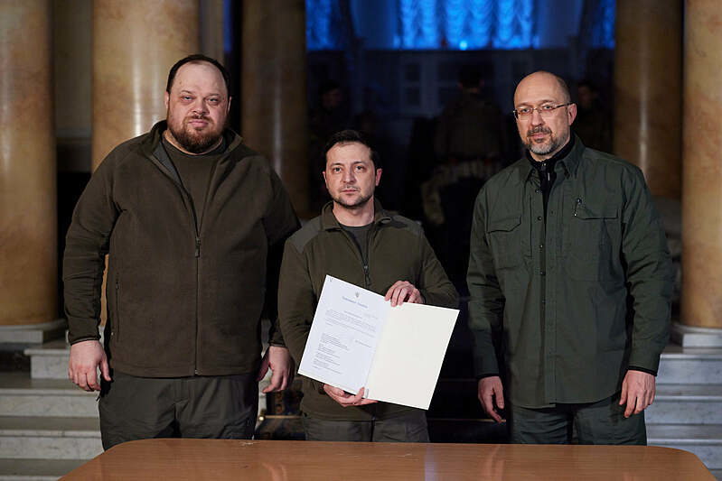 Chủ tịch Quốc hội Ukraine Ruslan Stefanchuk (bên trái) công bố đơn xin gia nhập EU cùng Tổng thống Ukraine Zelensky (ảnh: CNN)
