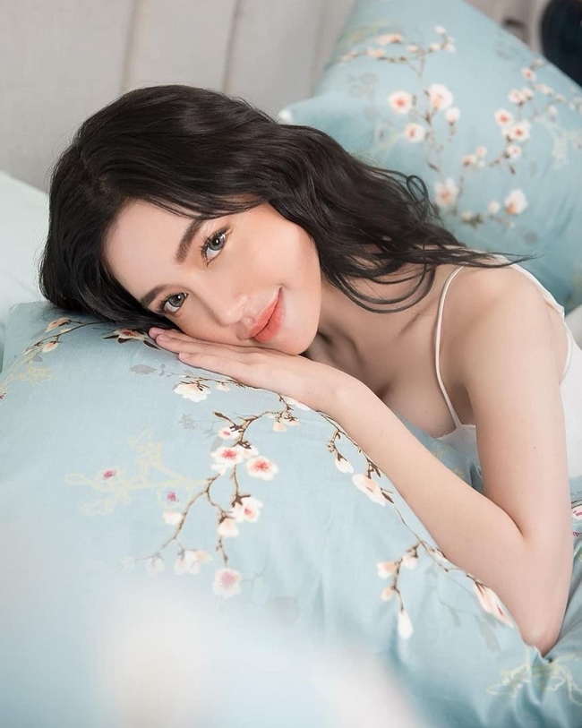 Xuất phát điểm từ một hot girl, Elly Trần hiện tại được biết tới là nữ diễn viên gợi cảm nhất trong showbiz Việt.
