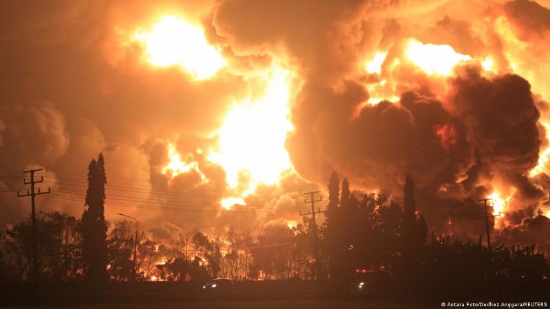 Ảnh minh họa một đám cháy xảy ra tại một khu vực nhà kho dầu. Ảnh: Reuters