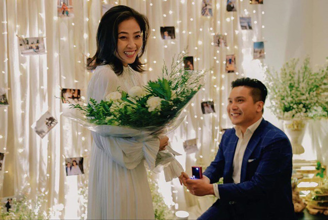 MC Liêu Hà Trinh và bạn trai Việt kiều kém 2 tuổi có màn cầu hôn vào cuối tháng 9/2019 rất lãng mạn. Cả hai chưa tiến hành kết hôn vì tình hình dịch bệnh.
