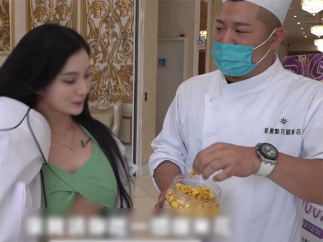 Thời trang - Người đẹp MXH gây tranh cãi vì trang phục mặc khi nấu ăn từ thiện
