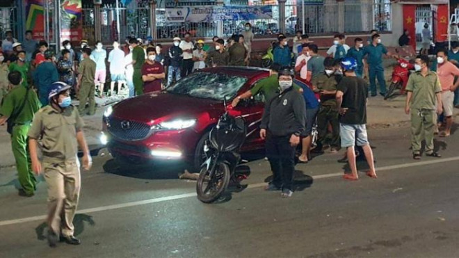 Hiện trường chiếc ô tô bị đập phá "hội đồng" sau khi kéo lê chiếc xe máy 3km đường ở TP Thuận An, tỉnh Bình Dương
