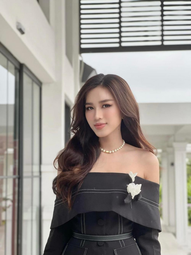 Wearing a dress showing off her beautiful bare shoulders, Miss Do Thi Ha posted a very cute caption 