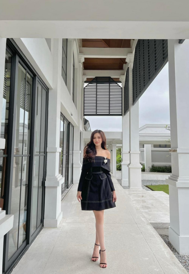 Wearing a dress showing off her beautiful bare shoulders, Miss Do Thi Ha posted a very cute caption 