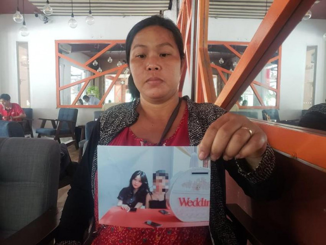 Bà Huỳnh Thị Ngọc Thảo vừa bán đồ ăn ngoài lề đường vừa đi bộ tìm con khắp nơi. Ảnh: TS