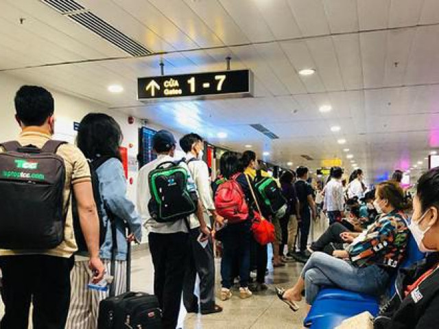 Tin tức trong ngày - Lễ 30-4: Nhiều tuyến xe hết chỗ, vé máy bay cao hơn tết