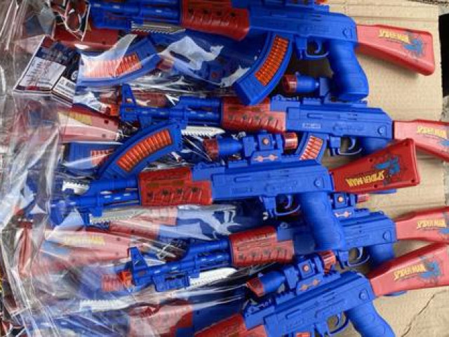 Thị trường - Tiêu dùng - Trước thềm Tết Thiếu nhi, đồ chơi trẻ em mang tính bạo lực được bày bán công khai giữa lòng Thủ đô