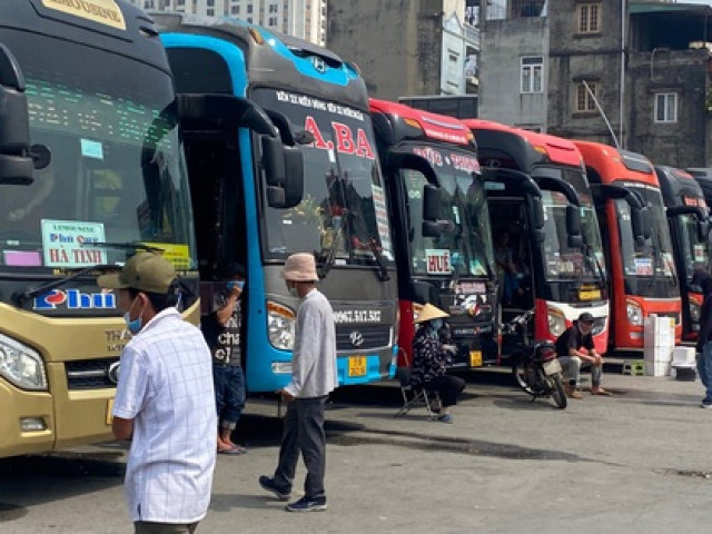 Thị trường - Tiêu dùng - Trước thềm nghỉ Lễ 30/4, gọi 10 xe khách mới đặt được 1 ghế trống về quê