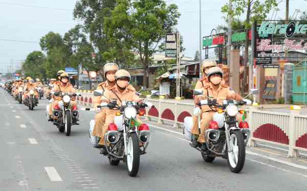 CSGT Công an tỉnh Sóc Trăng ra quân bảo đảm TTATGT trên địa bàn. 