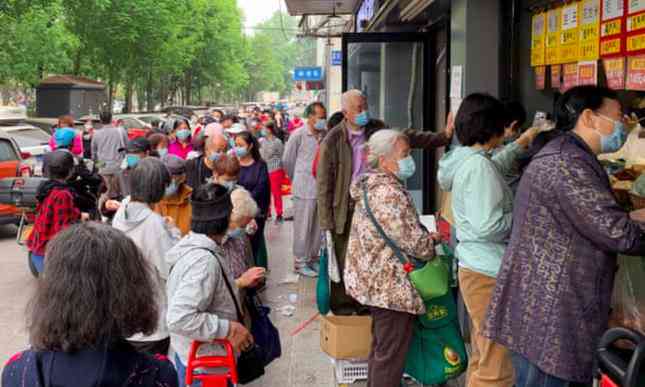 Người dân Bắc Kinh xếp hàng mua đồ ăn vì lo thủ đô sắp bị phong toả. (Ảnh: Reuters)
