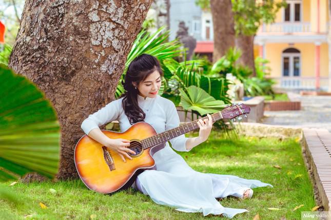 Nữ sinh Học viện Tài chính: 'Guitar - nhạc cụ chữa lành vết thương tâm hồn' - 1