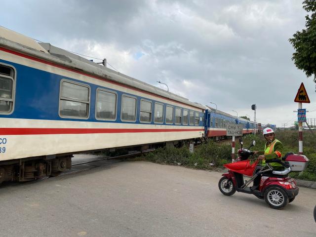 Cụ ông khuyết tật 13 năm tự nguyện làm gác chắn cứu người