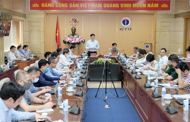 Bộ trưởng Nguyễn Thanh Long (đứng) phát biểu tại cuộc họp