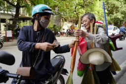 Chuyện cảm động về đôi vợ chồng mù làm chổi mưu sinh, nuôi con khôn lớn