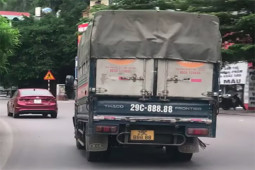 Tin tức ô tô - Xe tải mang biển ngũ quý 8 lăn bánh trên phố thu hút bao ánh nhìn