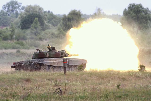 Xe tăng T-72 của Ba Lan khai hỏa trong một cuộc diễn tập.