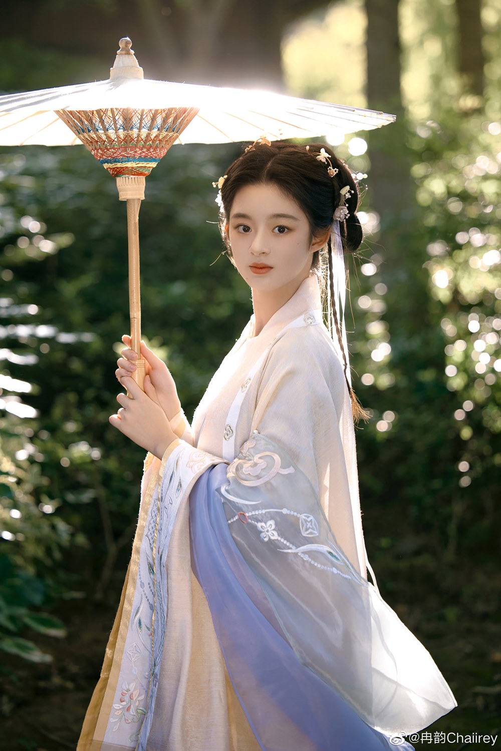 Girls 14, 15 years old have been praised as " billion-billion-dollar fairy"  compare with Liu Yifei - 3