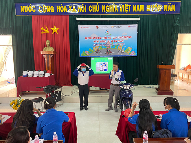 HEAD Kim Điệp hướng dẫn đội mũ bảo hiểm