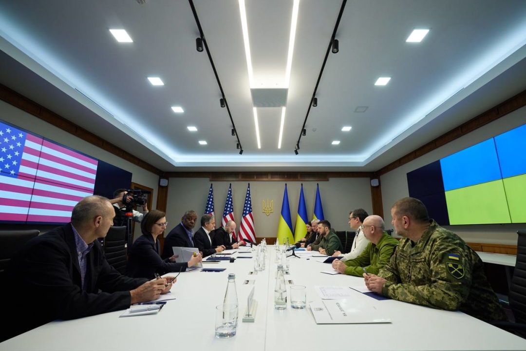 Ngoại trưởng Mỹ Antony Blinken trong cuộc họp với Tổng thống Ukraine Zelensky ở Kiev hôm 24.4 (ảnh: CNN)