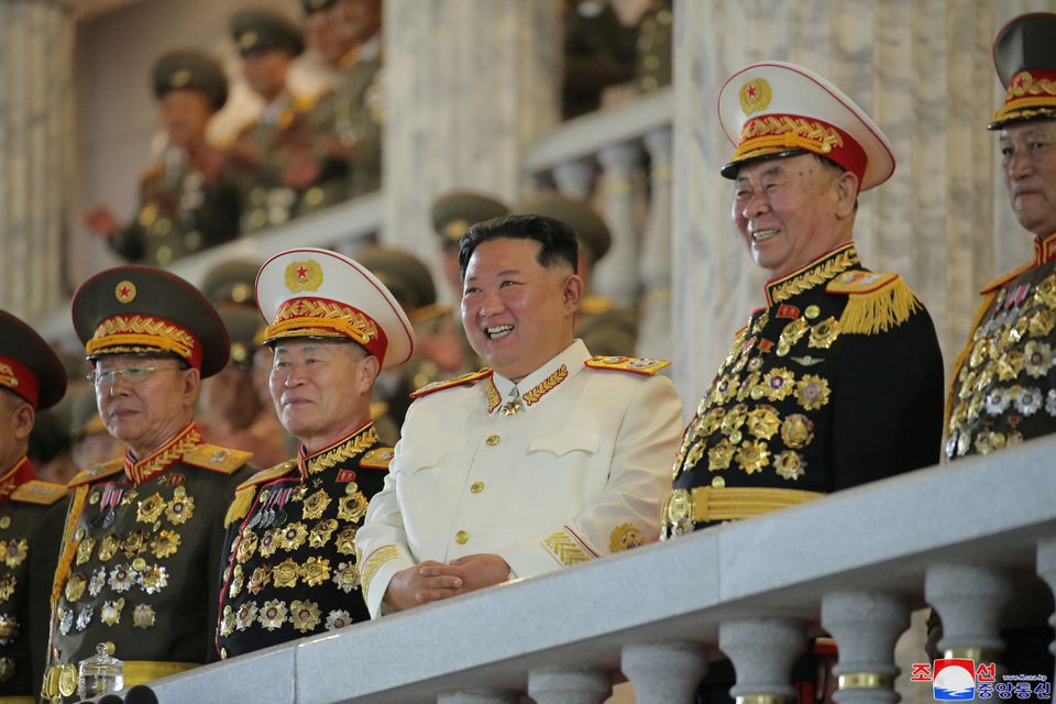 Ông Kim Jong Un tươi cười bên các tướng lĩnh quân đội cấp cao hôm 25.4 (ảnh: KCNA)