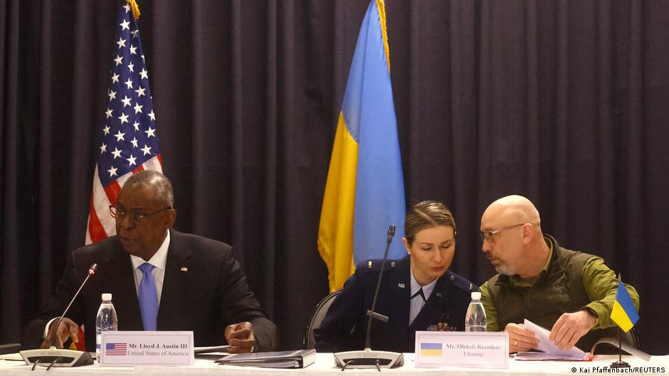 Bộ trưởng Quốc phòng Mỹ Lloyd Austin (ngoài cùng bên trái) và người đồng cấp Ukraine Oleksii Reznikov (ngoài cùng bên phải) trong cuộc họp tại Đức hôm 26.4 (ảnh: Reuters)