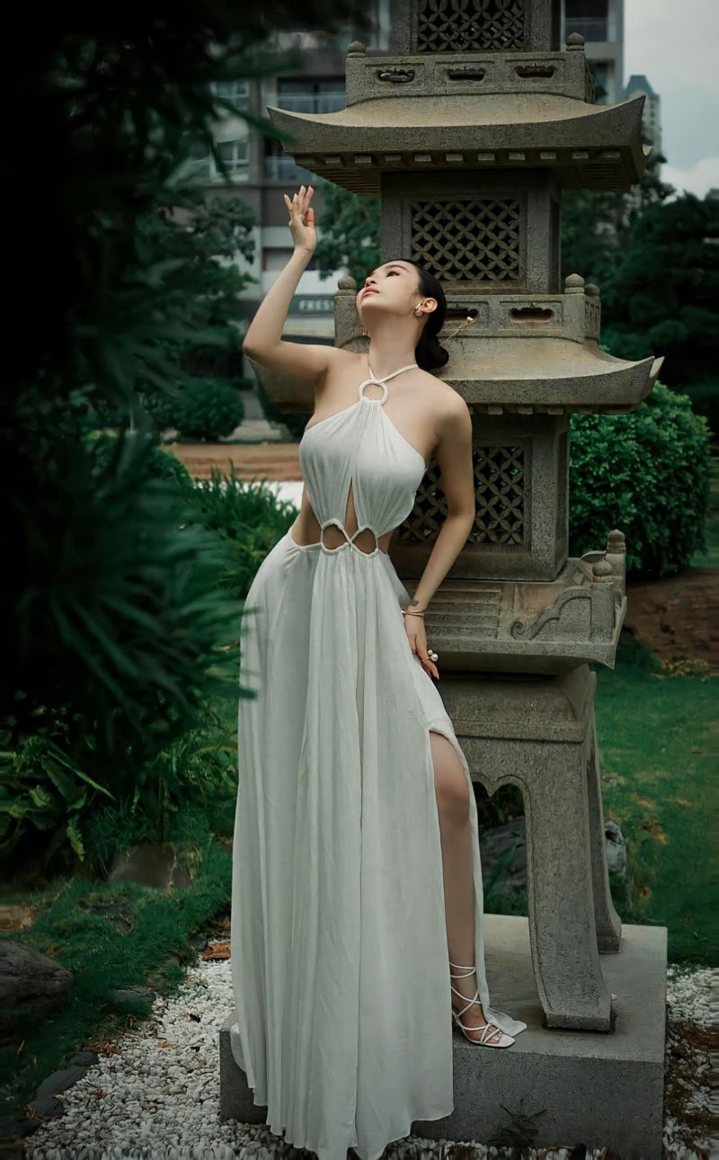 Mina Phạm là một trong những tín đồ thời trang thực thụ. Thân hình chuẩn đẹp đồng hồ cát của vợ đại gia Minh Nhựa là tiền đề để cô thoả sức bung lụa với nhiều trang phục.