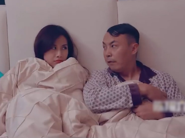 Clip hài hước - Vợ chồng đang ngủ bị hàng xóm ập vào... sửa giường