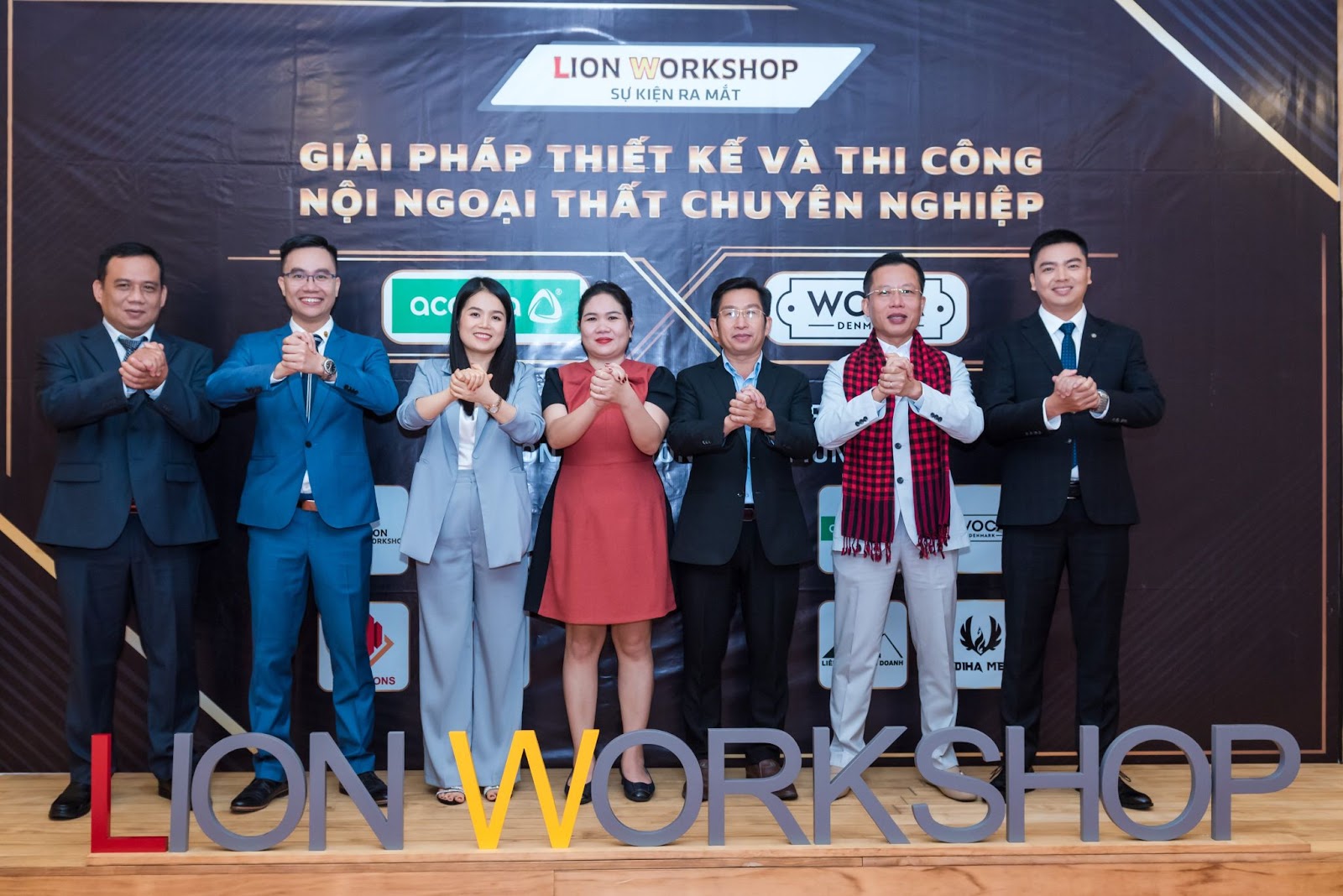 Ban lãnh đạo Lion Workshop chụp hình tại sự kiện ra mắt Lion Workshop – giải pháp thiết kế và thi công nội ngoại thất chuyên nghiệp