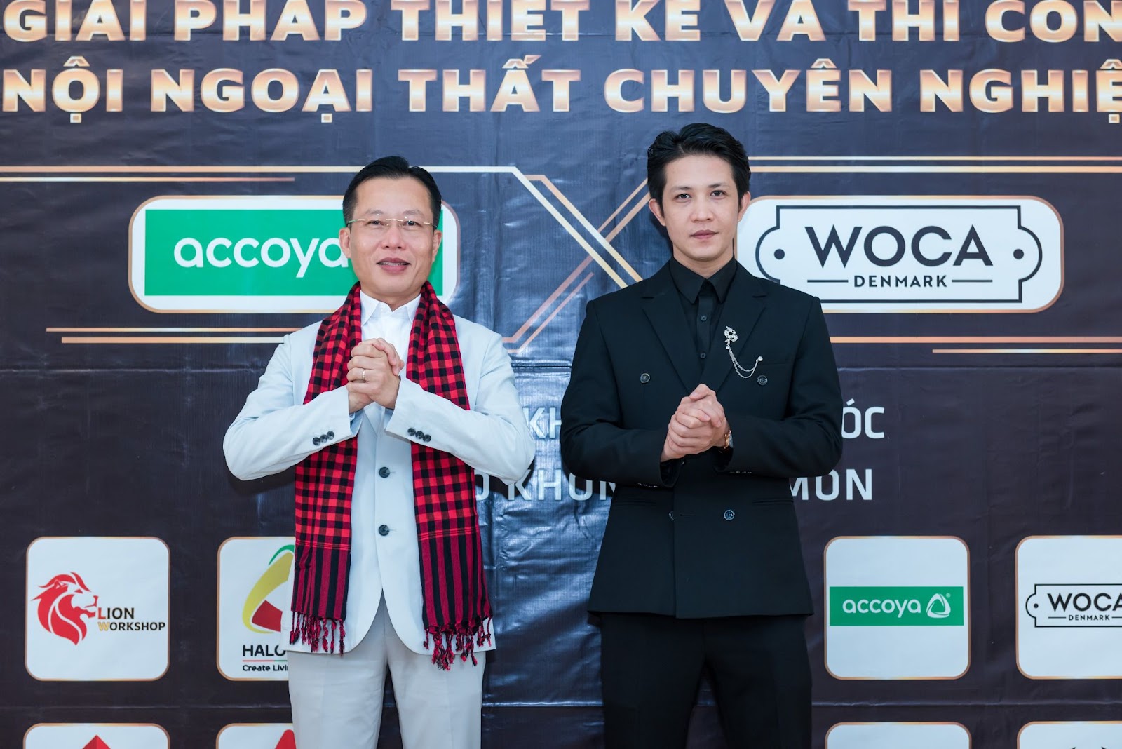 Ông Dương Minh Hùng – Chủ tịch HĐQT Lion Workshop chụp hình cùng đối tác chiến lược ông Nam Long – Chủ tịch HĐQT Liên Minh Kinh Doanh Fansipan