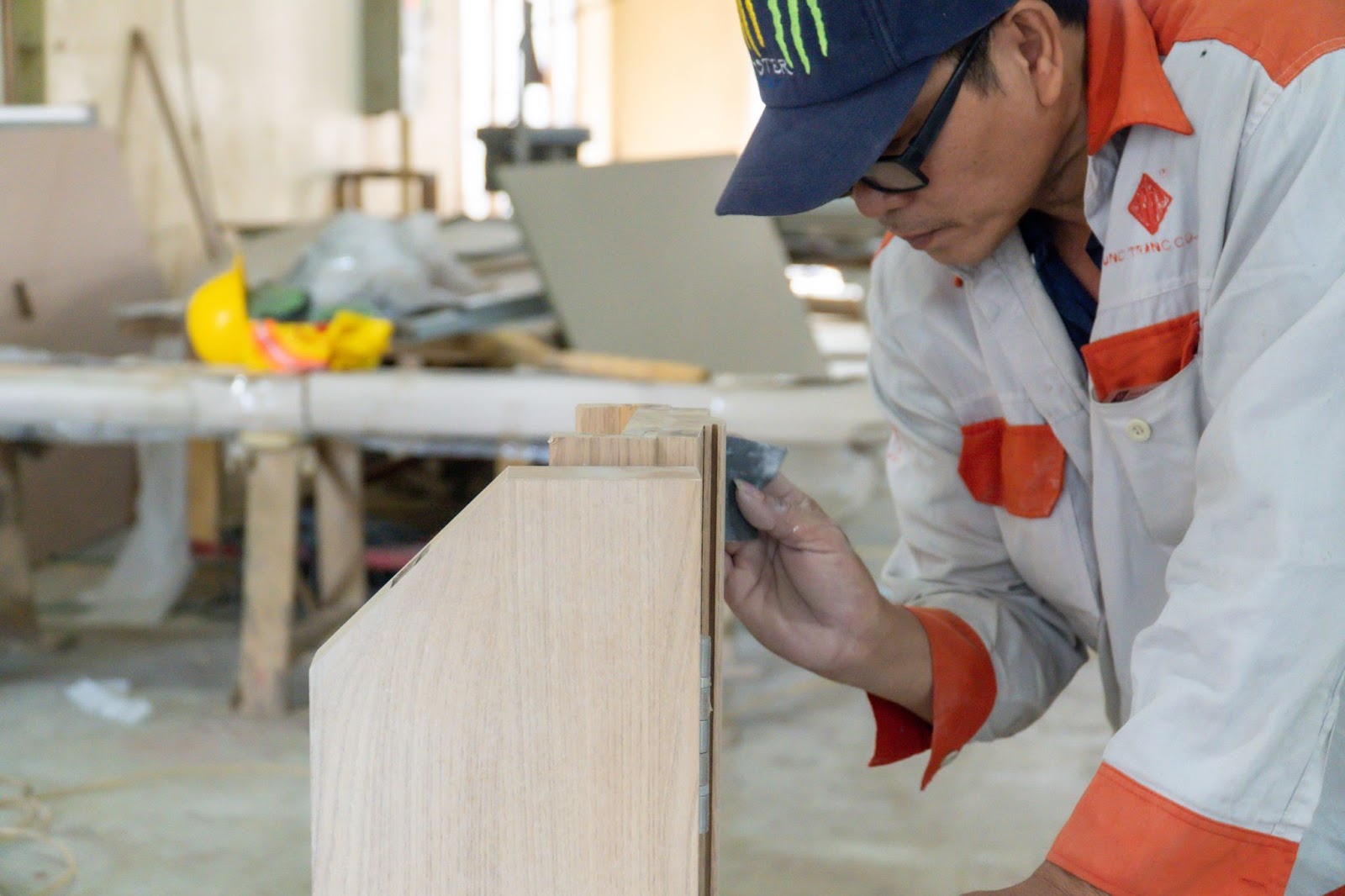 Đội ngũ nhân viên của Lion Workshop đang thi công một công đoạn tạo ra sản phẩm bằng gỗ siêu bền Accoya