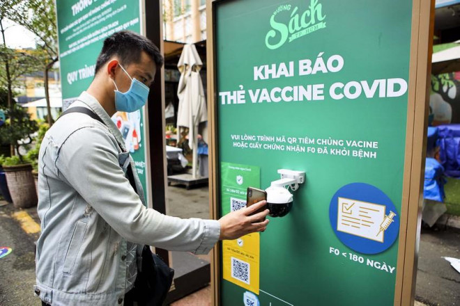 Việc dừng khai báo y tế là từng bước để đưa cuộc sống trở lại bình thường. Ảnh: NGUYỆT NHI
