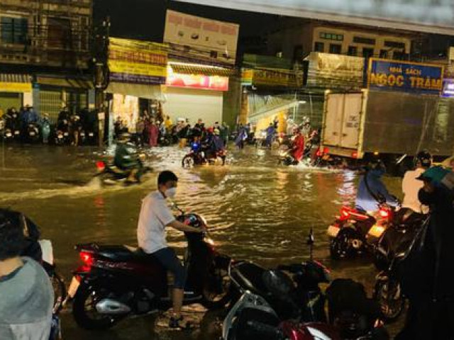 Tin tức trong ngày - CLIP: Nhiều tuyến đường ở Biên Hòa chìm trong nước, sóng tràn vào nhà dân