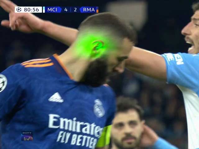 Benzema bị CĐV Man City chơi xấu chiếu laser vẫn ghi siêu phẩm panenka
