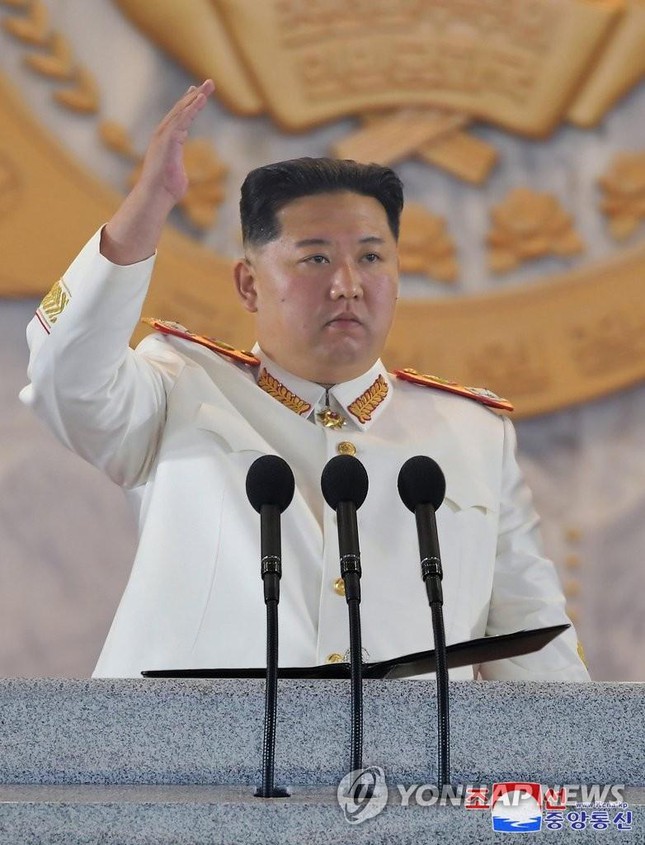 Phát biểu tại sự kiện, ông Kim
Jong-un tuyên bố sẽ thúc đẩy năng lực hạt nhân của Triều Tiên với
“tốc độ nhanh nhất có thể”, và sẽ chuẩn bị kỹ lưỡng cho việc sử
dụng các biện pháp răn đe hạt nhân bất cứ lúc nào. Ảnh: Yonhap