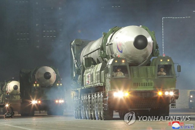 “Khán giả reo hò vang dội và vô cùng
phấn khích khi được tận mắt thấy ICBM Hwasong-17 – tên lửa từng
được phóng vào ngày 24/3 để chứng minh sức mạnh tuyệt đối, cũng như
vị trí chiến lược của Triều Tiên đối với thế giới”, hãng thông tấn
KCNA viết. Ảnh: Yonhap