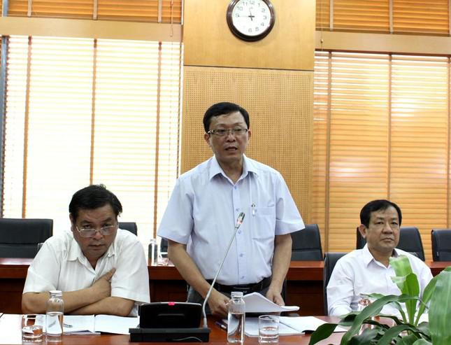 Ông Huỳnh Văn Tâm (đứng) bị khởi tố để điều tra