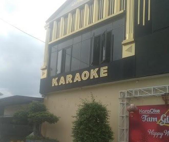 Nhóm đàn ông nổi hứng, rủ 2 thiếu nữ vào quán karaoke &#34;bay lắc&#34; - 1