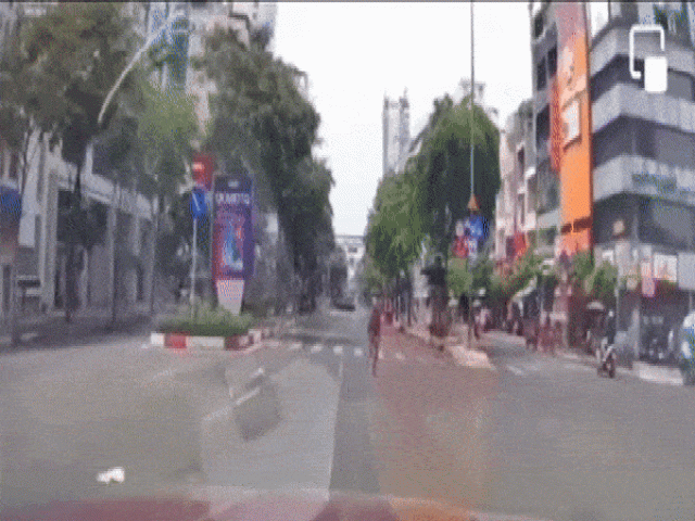 Video: Lao vào đầu ô tô định ”ăn vạ”, người phụ nữ nhận cái kết bẽ bàng