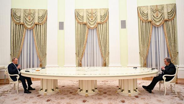 Tổng thống Nga Putin (trái) trong cuộc gặp với Tổng thư ký LHQ Antonio Guterres ở Moscow. Ảnh: Reuters